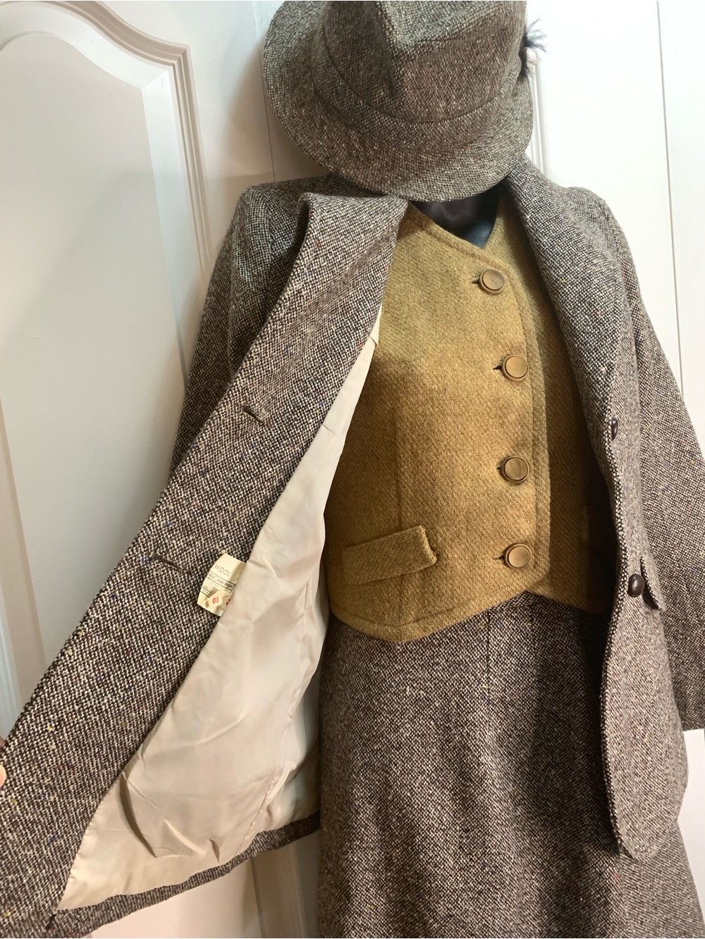 2 Piece 💯 Wool Tweed Fully Lined Skirt and 2 Leather button Jacket (Suit)